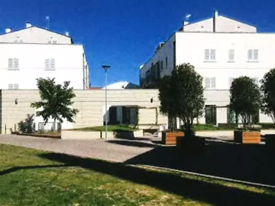 Immagine 4 di Negozio in vendita  in Via del Melograno a Prato