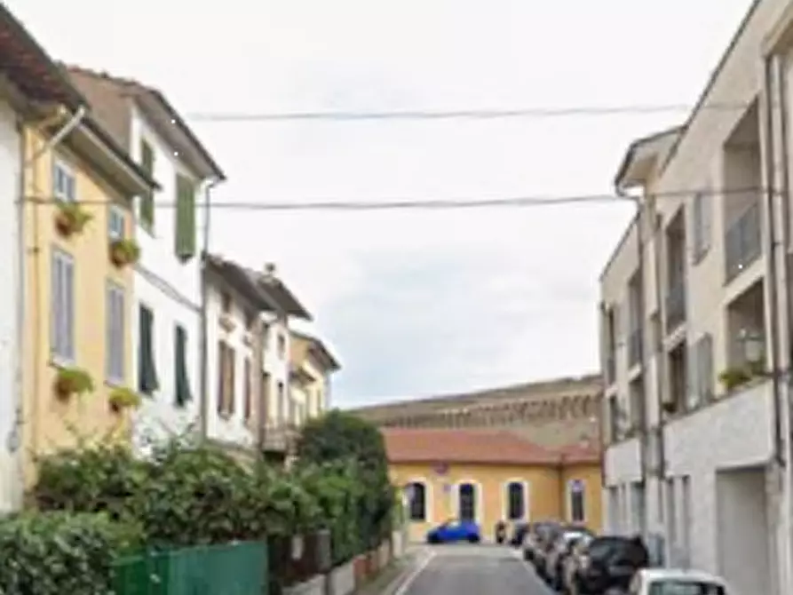 Immagine 5 di Negozio in vendita  in Via del Melograno a Prato