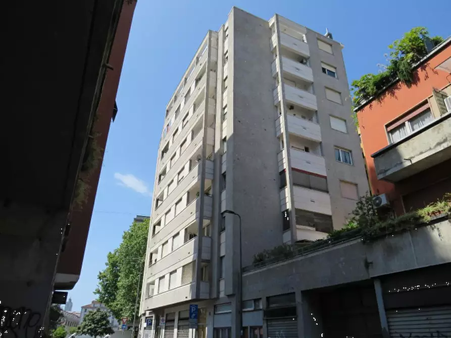 Immagine 1 di Negozio in vendita  in Via Cristoforo Gluck a Milano