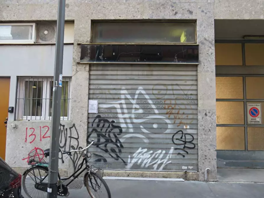 Immagine 2 di Negozio in vendita  in Via Cristoforo Gluck a Milano