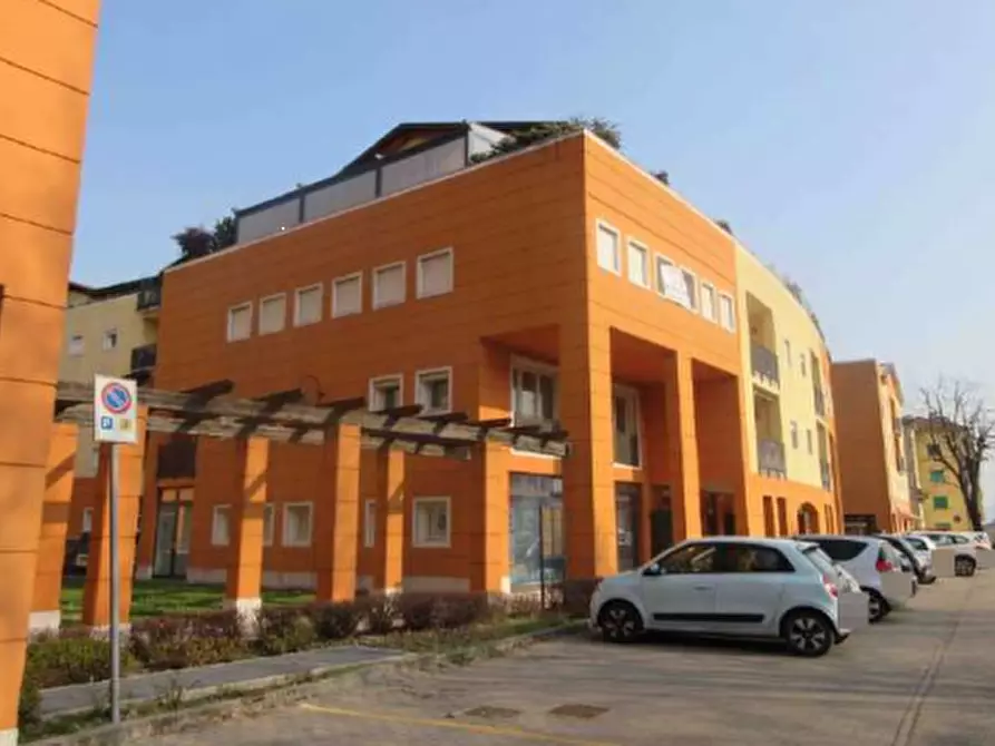 Immagine 2 di Negozio in vendita  in Piazzale Mariano Rumor a Chiampo