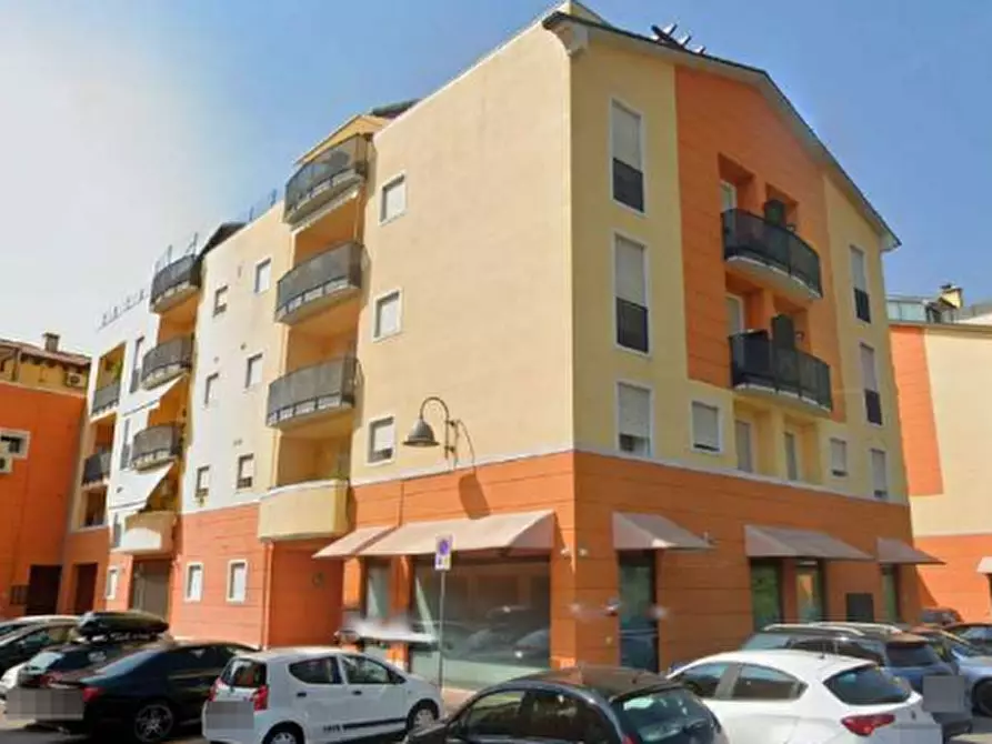 Immagine 5 di Negozio in vendita  in Piazzale Mariano Rumor a Chiampo