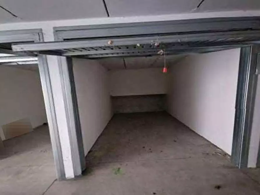 Immagine 2 di Garage in vendita  in Via Pietro Romani a Roma