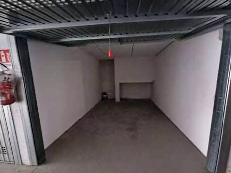 Immagine 2 di Garage in vendita  in Via Pietro Romani a Roma