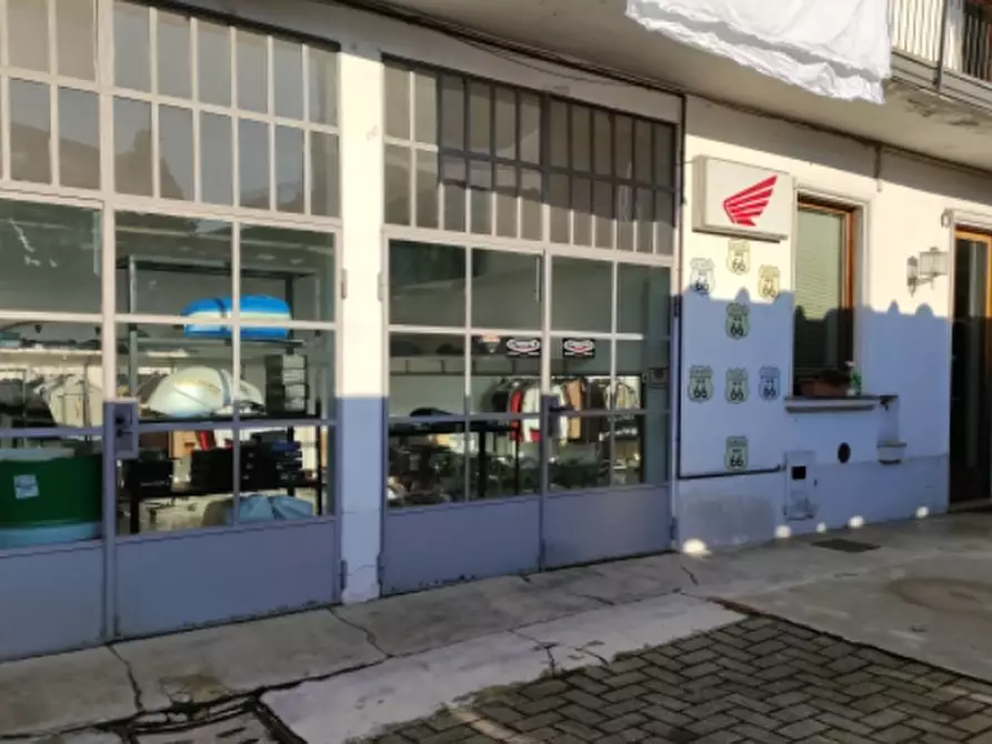 Immagine 2 di Magazzino in vendita  in Via Dante Alighieri a Desio