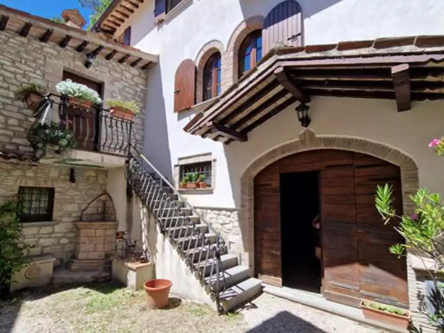 Immagine 1 di Villa in vendita  in Via della Rocchetta a Gualdo Tadino