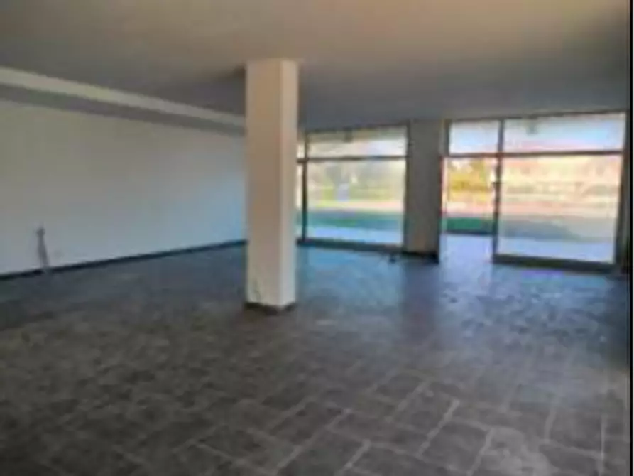 Immagine 9 di Negozio in vendita  in Via Siracusa a Porto Sant'elpidio