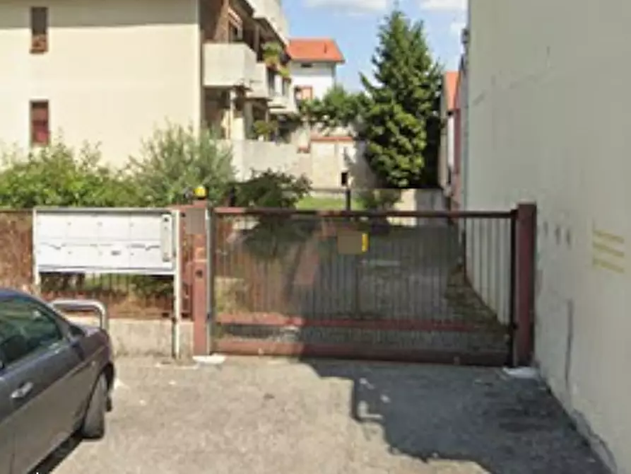 Immagine 1 di Garage in vendita  in Via per Monza a Cologno Monzese
