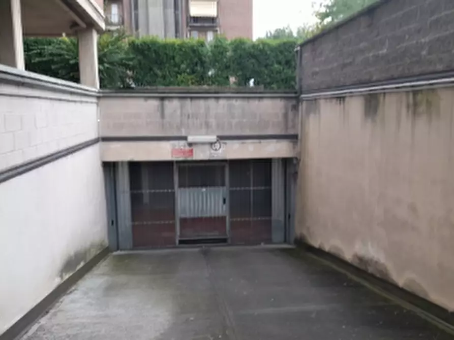 Immagine 2 di Garage in vendita  in Via J.F. Kennedy a Reggio Nell'emilia