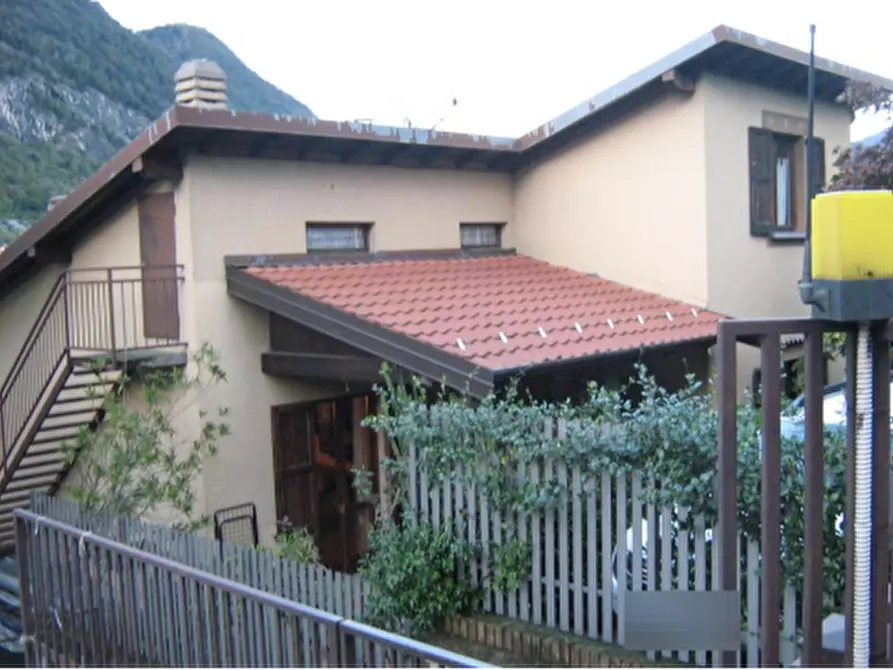 Immagine 1 di Villa in vendita  in Via Trieste a Castelmarte