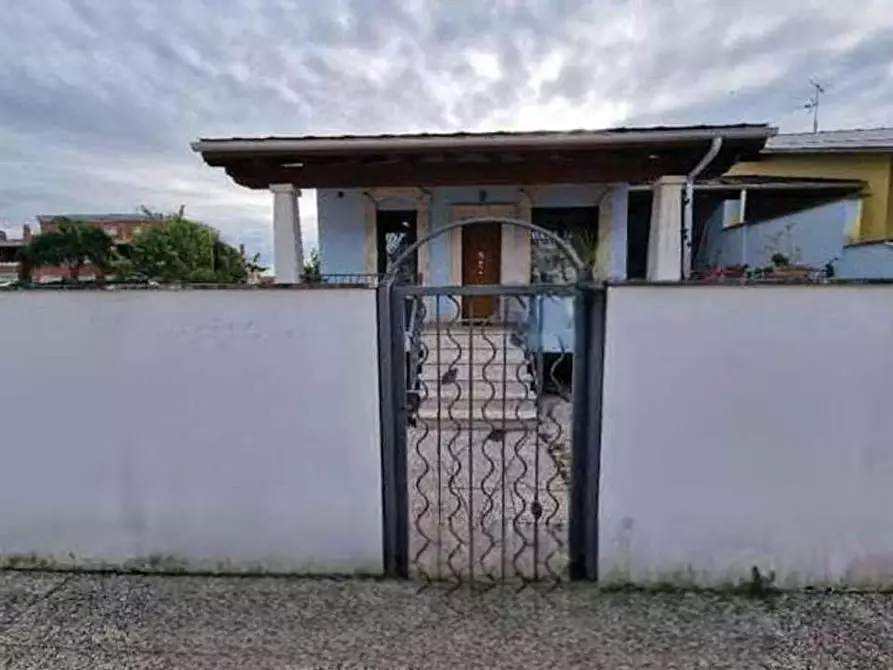Immagine 2 di Villa in vendita  in Via Pietro Romani a Roma