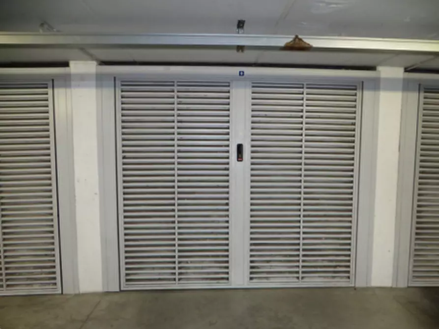Immagine 1 di Garage in vendita  in Via Riviera Giacomo Matteotti a Badia Polesine