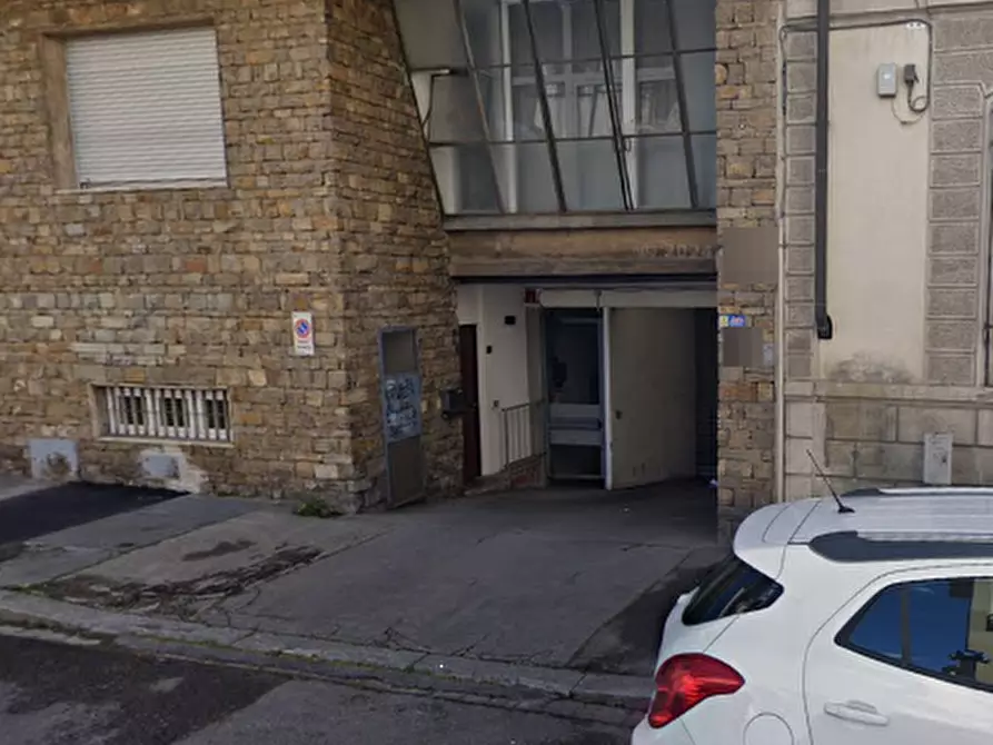 Immagine 1 di Garage in vendita  a Firenze