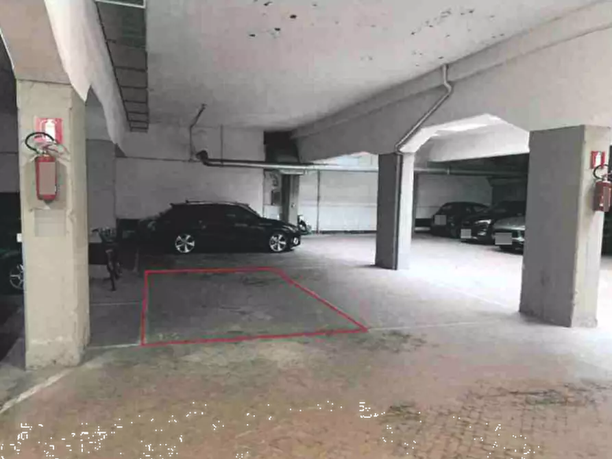 Immagine 2 di Posto auto in vendita  in Via Vittorio Alfieri a Firenze