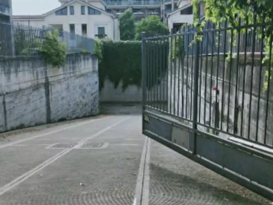 Immagine 2 di Garage in vendita  in Corso Leonardo da Vinci  a Gallarate