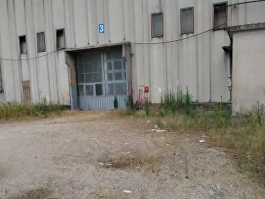 Immagine 1 di Stabile in vendita  in Via Campagnari a Tezze Sul Brenta