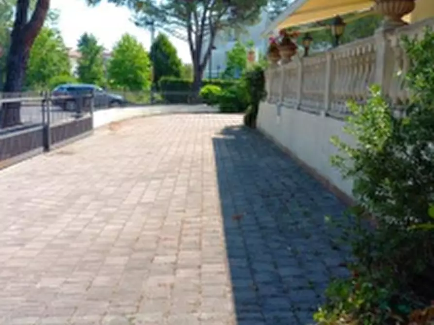 Immagine 2 di Negozio in vendita  in Via Giovan Battista Moroni a Abano Terme