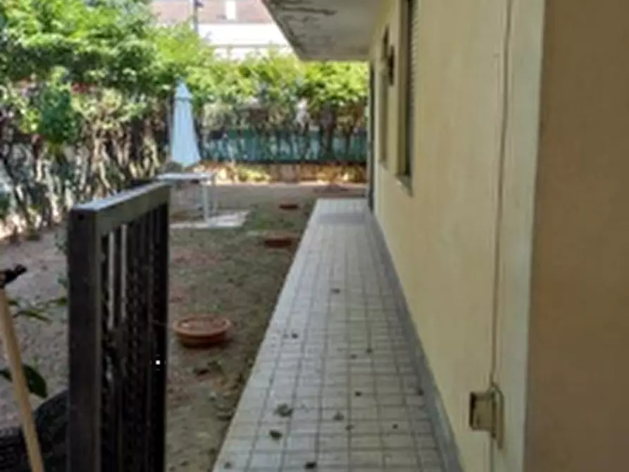 Immagine 3 di Negozio in vendita  in Via Giovan Battista Moroni a Abano Terme