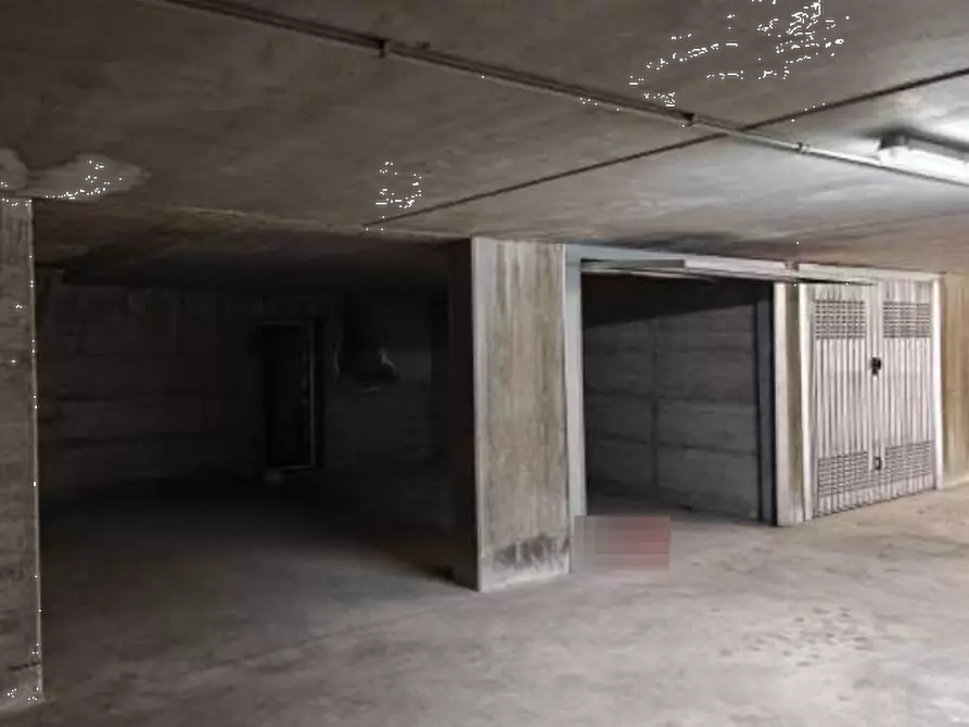Immagine 1 di Garage in vendita  in Corso Leonardo da Vinci  a Gallarate