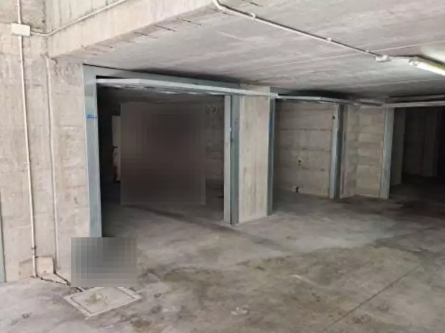 Immagine 1 di Garage in vendita  in Corso Leonardo da Vinci, a Gallarate