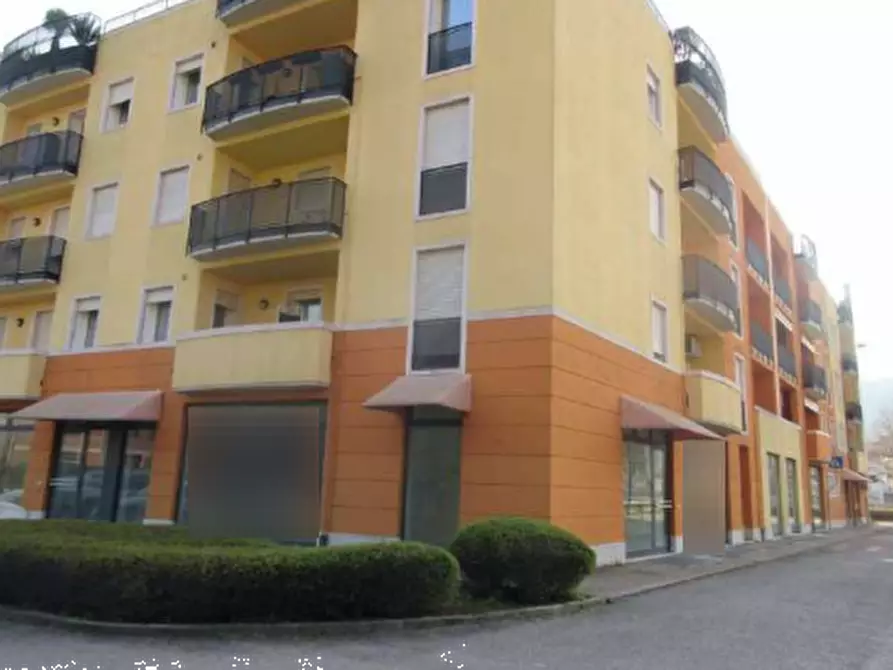 Immagine 3 di Negozio in vendita  in Piazzale Mariano Rumor a Chiampo