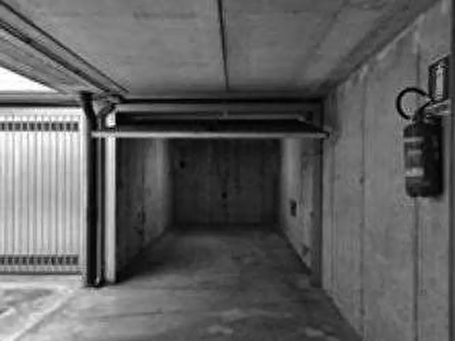 Immagine 1 di Garage in vendita  in Via Dante Alighieri a Brugherio