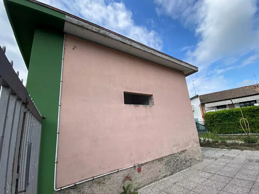 Immagine 3 di Negozio in vendita  in Via Liguria  a Voghera