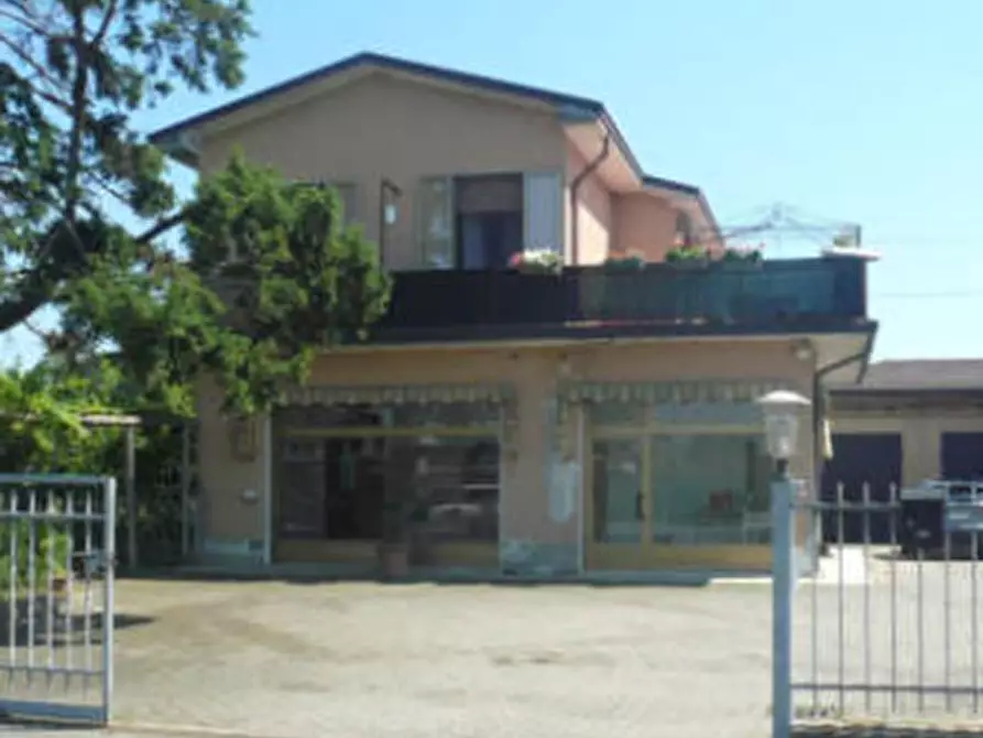 Immagine 8 di Stabile in vendita  in Piazza Ada Negri a Borgo San Giovanni