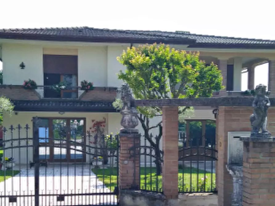 Immagine 1 di Villa in vendita  in Via Corte a San Zenone Degli Ezzelini