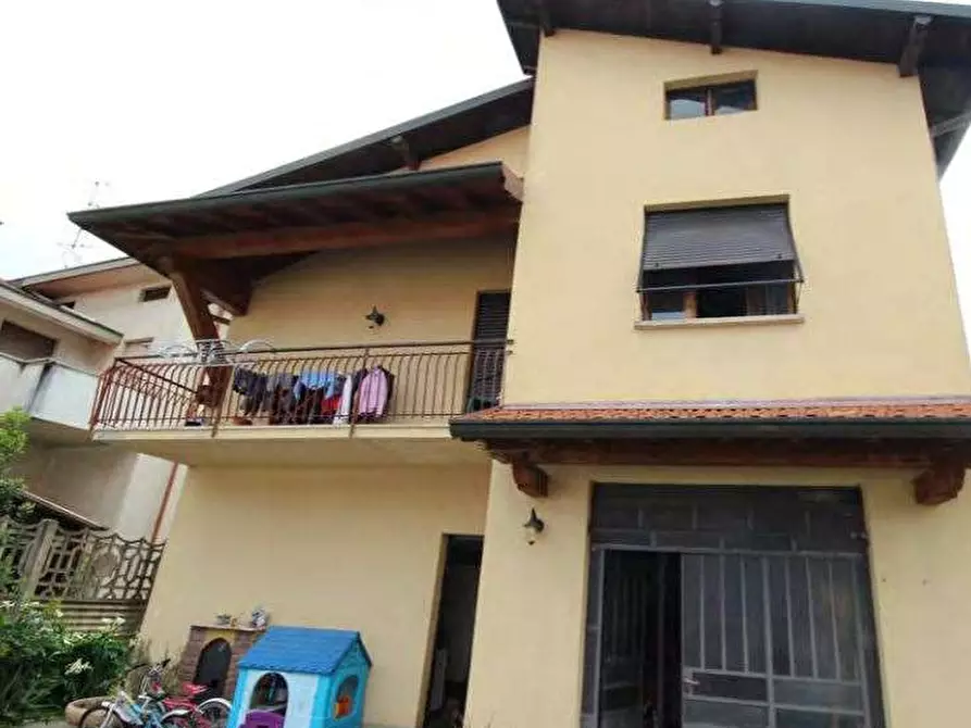 Immagine 5 di Villa in vendita  in Via Garibaldi  a Fenegrò