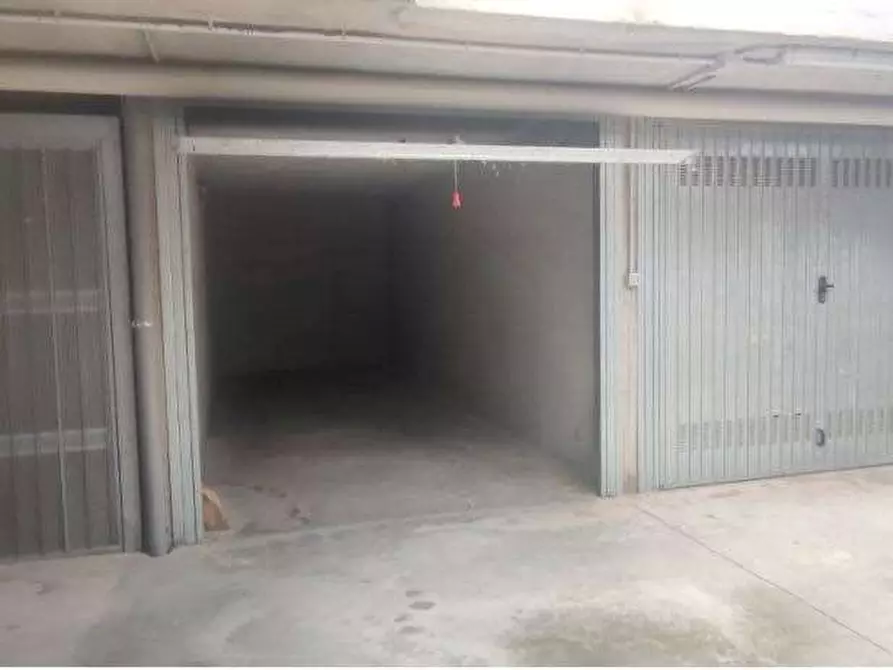 Immagine 1 di Garage in vendita  in Via Piero Gobetti a Garbagnate Milanese