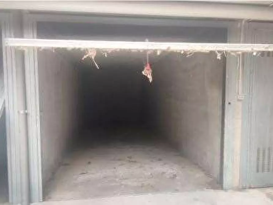 Immagine 1 di Garage in vendita  in Via Piero Gobetti a Garbagnate Milanese