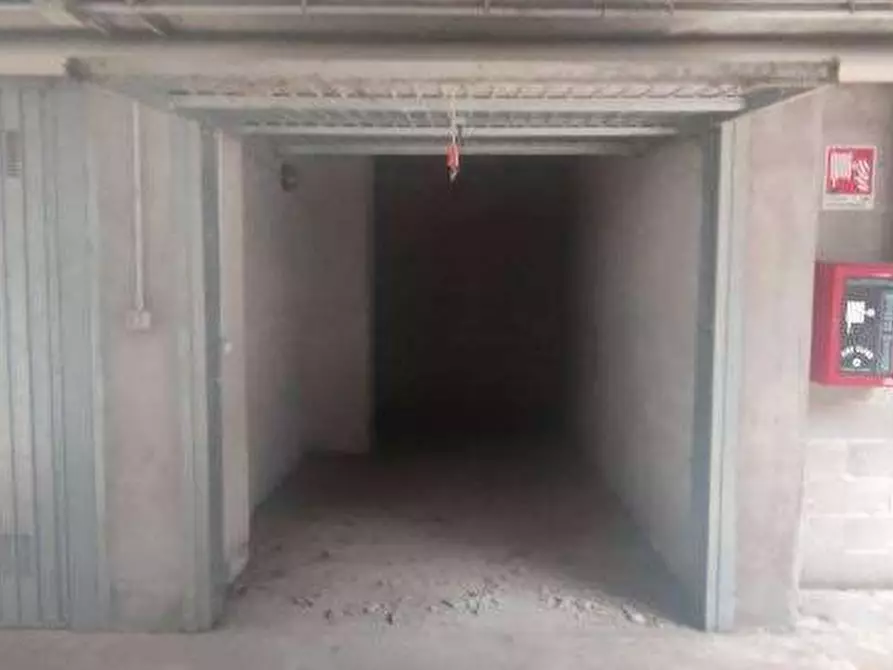 Immagine 1 di Garage in vendita  in Via Piero Gobetti a Garbagnate Milanese