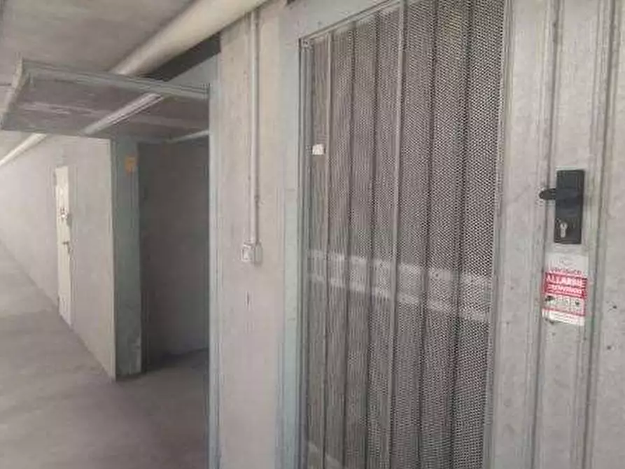 Immagine 1 di Garage in vendita  in Via Piero Gobetti a Garbagnate Milanese