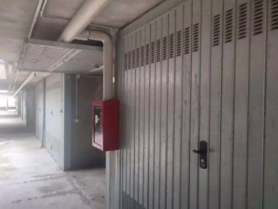 Immagine 1 di Garage in vendita  in Via Piero Gobetti a Garbagnate Milanese