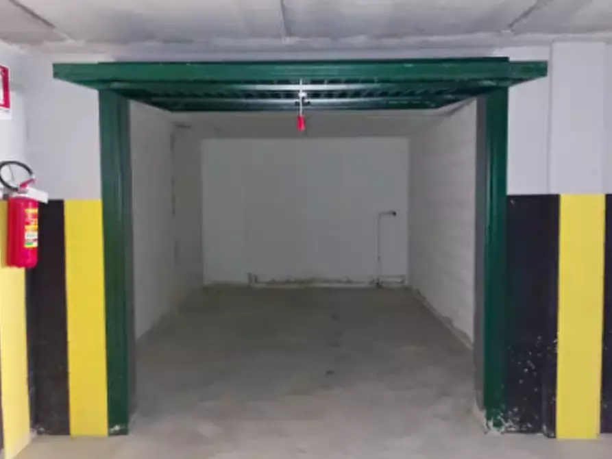 Immagine 1 di Garage in vendita  in Via Della Cartiera a Forli'