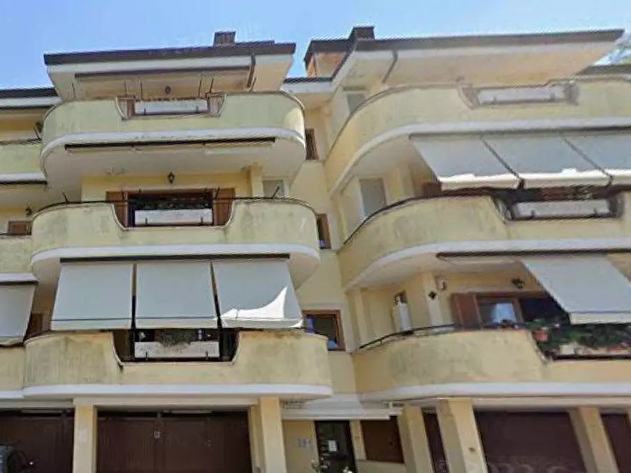 Immagine 4 di Posto auto in vendita  in Via Roma a Rocca Di Papa