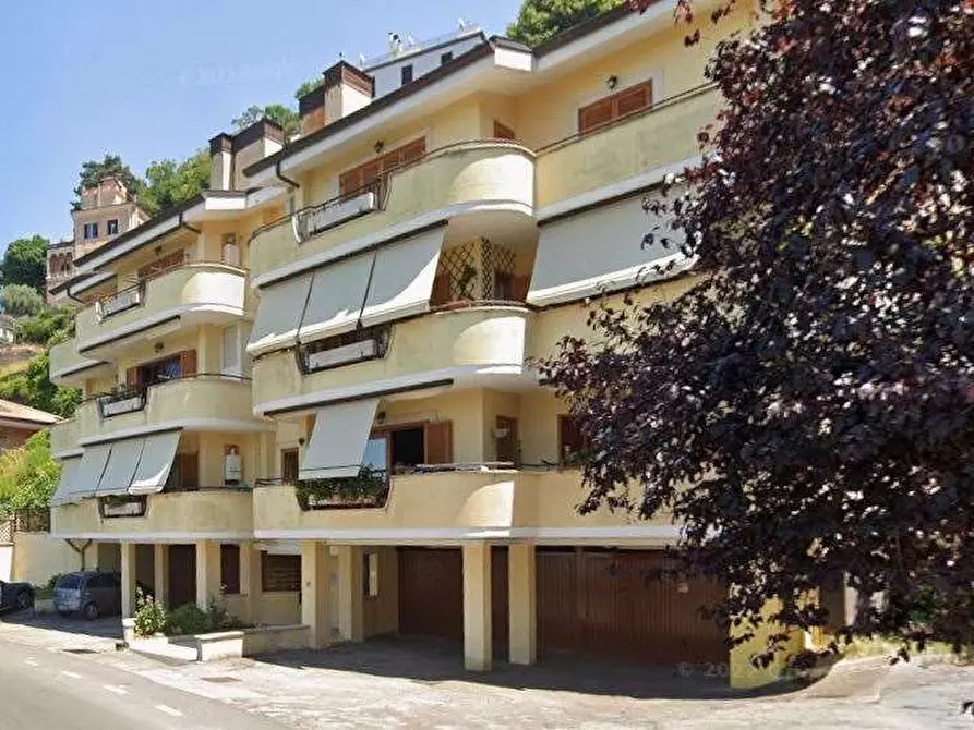 Immagine 3 di Posto auto in vendita  in Via Roma a Rocca Di Papa