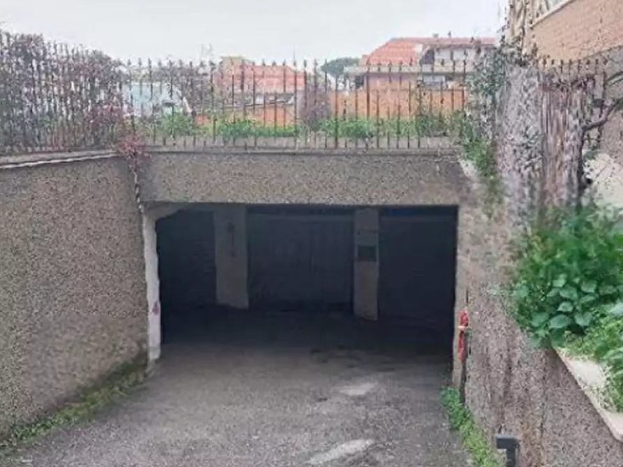 Immagine 1 di Garage in vendita  in Via delle Ciliegie a Roma