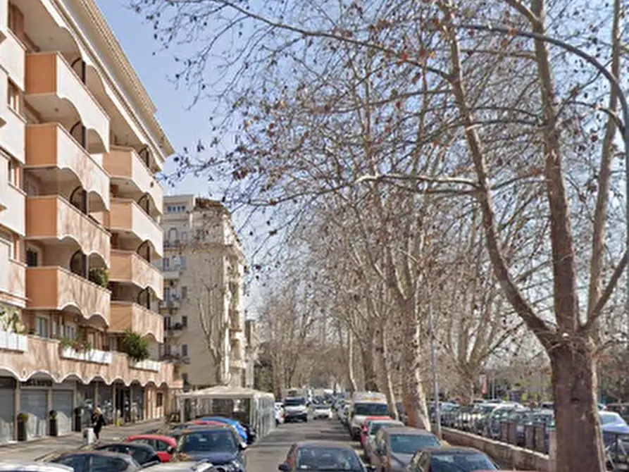 Immagine 2 di Garage in vendita  in Viale di Tor di Quinto a Roma