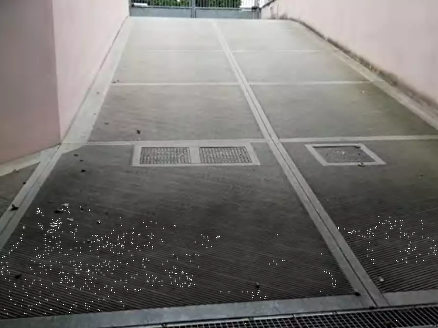 Immagine 4 di Garage in vendita  in Via Londra a Senago