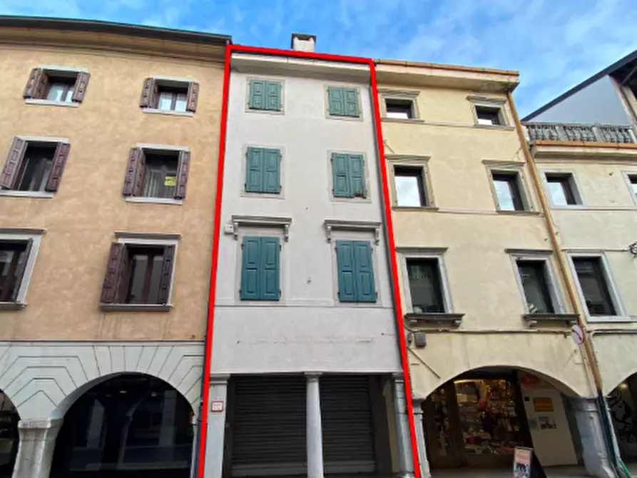 Immagine 1 di Negozio in vendita  in Via Vittorio Veneto a Udine