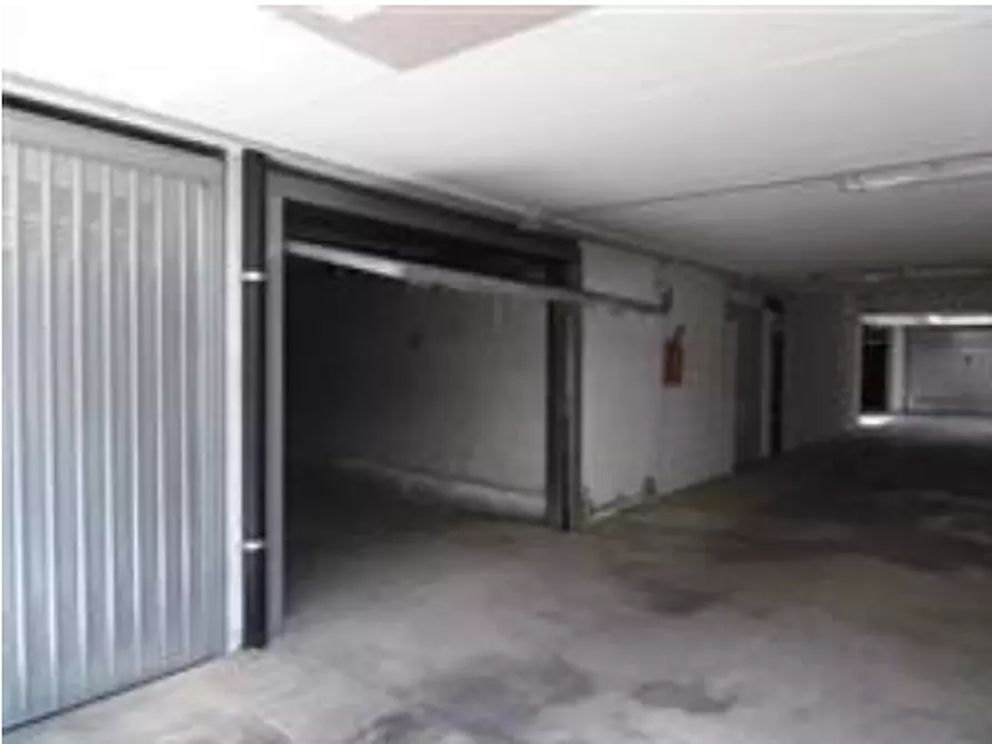 Immagine 3 di Garage in vendita  in Via Dott. Fausto Scaccabarozzi  a Ornago