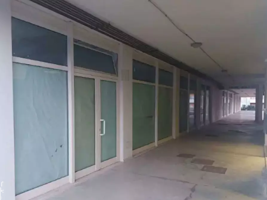 Immagine 1 di Negozio in vendita  in  Via IV Novembre a Colli Al Metauro