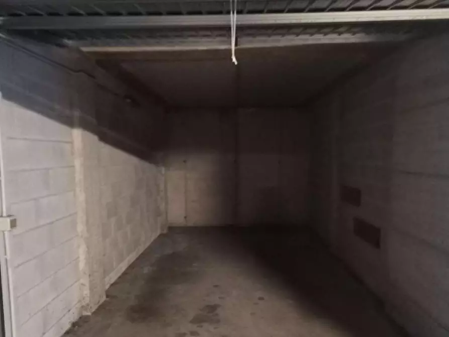 Immagine 1 di Garage in vendita  in Via Pusiano a Seregno