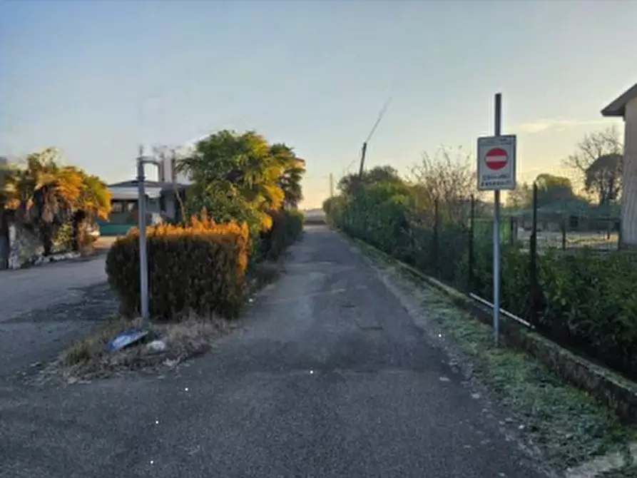 Immagine 4 di Negozio in vendita  in Via della Chiesa a Prata Di Pordenone