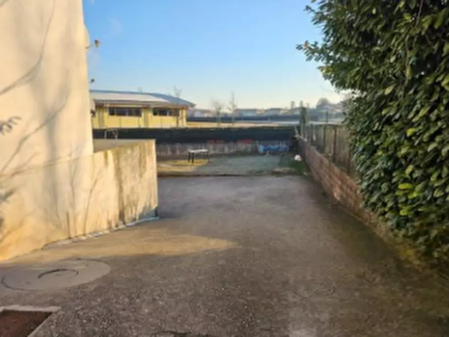 Immagine 6 di Negozio in vendita  in Via della Chiesa a Prata Di Pordenone