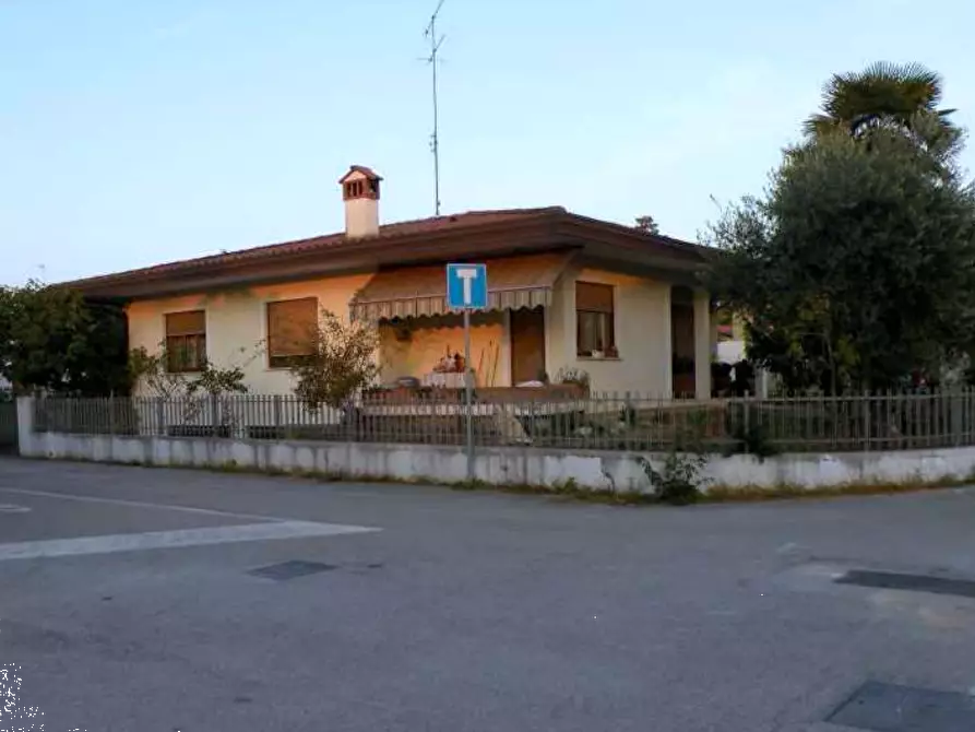 Immagine 1 di Villa in vendita  in Via Piemonte a Porcia