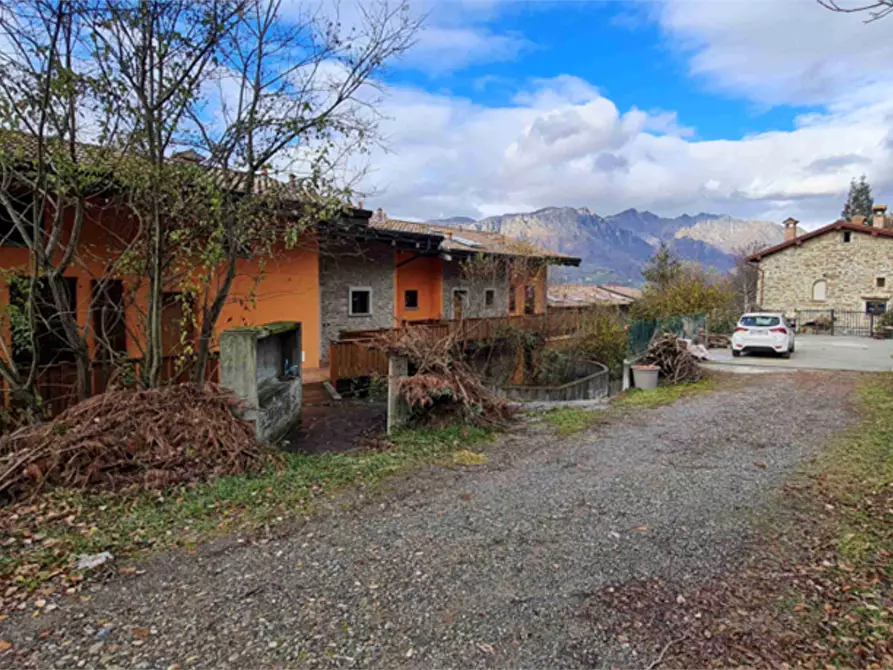 Immagine 3 di Appartamento in vendita  in Via Camarelli  a San Giovanni Bianco