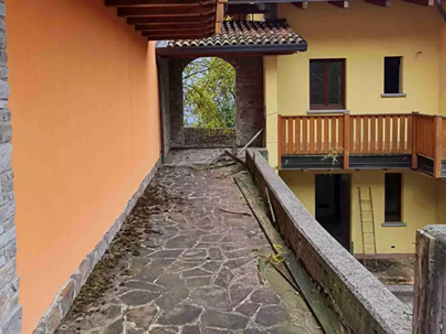 Immagine 6 di Appartamento in vendita  in Via Camarelli  a San Giovanni Bianco